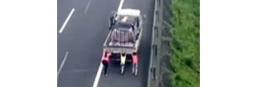 【拍客】监控高速路4人当纤夫 一家人上阵推车