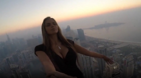 性感火辣美女在迪拜玩命自拍