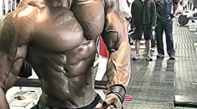 国外爱健身的型男，好羡慕他一身的肌肉啊