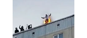 【拍客】胆大俄罗斯男子自焚跳楼