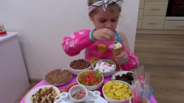 萌娃小可爱：小萌宝肚子饿了，她给自己做了美味的冰淇淋，亲子益智玩具儿童乐园