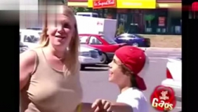 老外恶搞！饮料是尿！笑尿了.