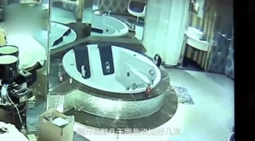 情侣酒店开房遭偷拍 