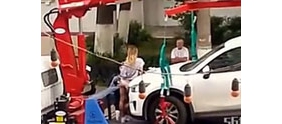 【拍客】女子爱车欲被拖走   清障车上跳舞耍赖