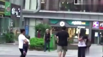 小伙扮铜人街头恶搞，把路人给吓坏了！