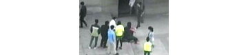 【拍客】一女生学校天台遭同学围殴踢下体