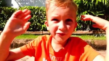 萌宝益智幼教：萌娃小可爱今天的运气可真是不好呢！小家伙开车要注意安全哟！—萌娃：宝宝买新车啦！
