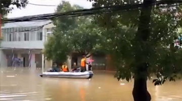 湖北武汉举水河突发特大洪水 万人连夜转移