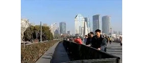 【拍客】上海踩踏事件后外滩观景台设置铁栅栏