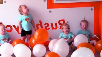 妈妈给五胞胎拍照，场面萌到你心痒痒，太可爱了