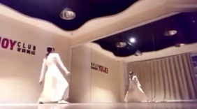 古典风类型的舞蹈，美女在舞蹈室跳起了三生三世！