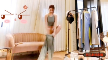 气质美女换衣服实拍，看你喜欢哪一套
