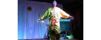 【拍客】牛人现场表演钢针穿喉吊飞砖