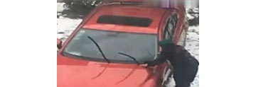 【拍客】女子每天让母亲冒严寒擦车 擦不干净就痛骂