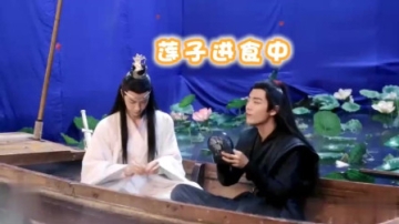 陈情令：肖战王一博在片场不停地吃莲子，肖战的小表情太可爱了！