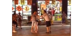 【拍客】不孝子当街殴打父亲！