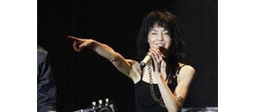 【拍客】张曼玉北京献唱自嘲跑调 七级大风难阻热情