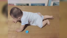 宝宝自己练习俯卧撑，接下来宝宝的反应太可爱了！