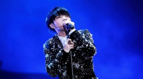 华晨宇花式比心送祝福