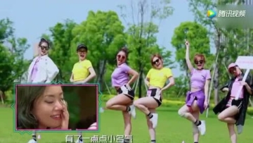 王菊童年照曝光 王菊妈妈鼓励女儿：你永远是最美的女孩！