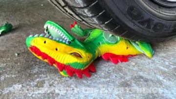 牛人驾驶小汽车碾压玩具恐龙！好过瘾啊！真的好减压！