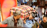 【拍客】铁警暖心唱响春运版小苹果 警花舞姿也是醉了