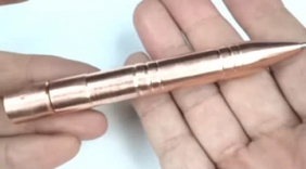 国外车工牛人现场展示铜棒车笔的绝活，看成品服了，这技术厉害