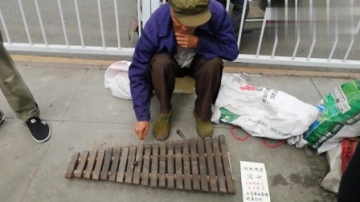 高手在民间：街头大爷用实力征服你的耳朵，有谁知道这是什么琴吗