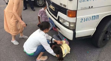 男子闯红灯拒交罚款 妻子帮腔将女儿塞车底