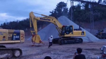 实拍，挖掘机“耍酷”，据说新挖机进工地就得这样拜山神和土神