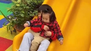 少儿趣事：哥哥带萌娃玩滑梯！