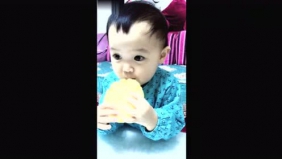 爸爸给了萌宝一个菠萝，接下来萌宝的表现太可爱了！