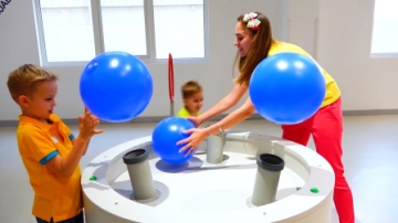 萌娃小可爱们和妈妈在儿童乐园里玩得可开心啦，一萌娃：这个气球会飞呀！