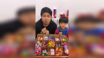 童年趣事：萌娃的糖果真多呀