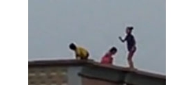 【拍客】实拍三个小孩楼顶"嬉闹"惊险一幕