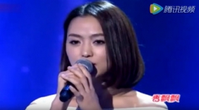台上美女唱歌，居然还这么会唱，韩红听完恳求再来一首！