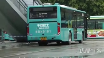 [拍客]深圳一乞讨男子被公交车碾压头部当场身亡