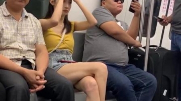 地铁上的美女#街拍#美女