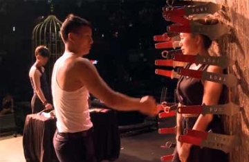 【拍客】女子为爱给老公当靶子 刀尖上的夫妻艺人