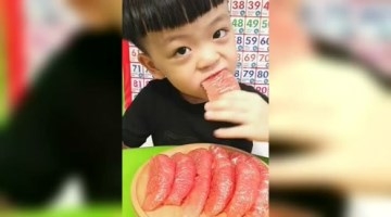 萌娃吃柚子,吃的好香啊,样子可爱翻了