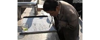 【拍客】残疾男子街头用嘴叼笔写书法