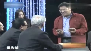 大叔带不起眼石头，自称是龙蛋价值百万，专家拿锤子当场砸开