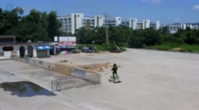 毒贩拉开手雷保险拒捕 警察神反应控制住局面