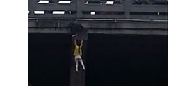 【拍客】跳桥女悬大桥被救惊险一幕
