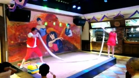 绝活！牛人用消防喷水管吹爆气球，这肺活量没说的！帅呆了！