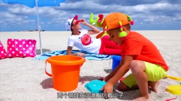 超好运！萌娃在沙滩挖沙子，竟发现一辆小汽车，用挖掘机挖了出来