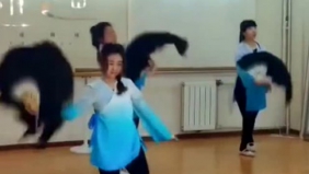 美女们齐跳古典舞蹈《舞扇》，古典曲调舞蹈唯美
