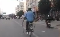 【拍客】民间高手！老大爷马路上骑自行车玩跳绳！