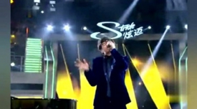 华晨宇献唱《海阔天空》引发全场大合唱