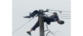 【拍客】男子爬高压电杆 偷电不成反被电击死